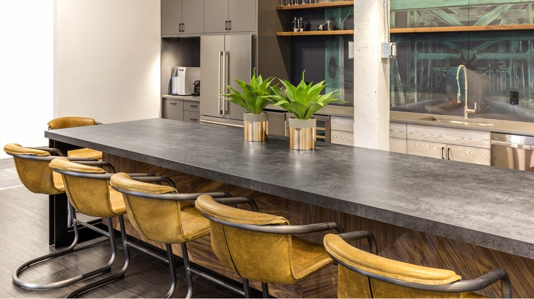 Mesa de mármol pulido en cocina moderna