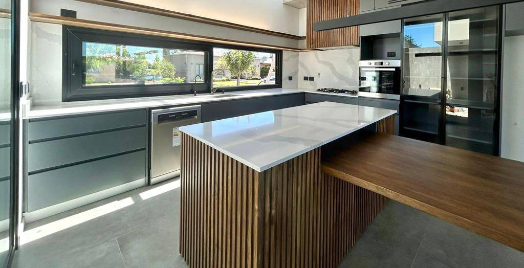 Mesadas de mármol pulido en cocina moderna