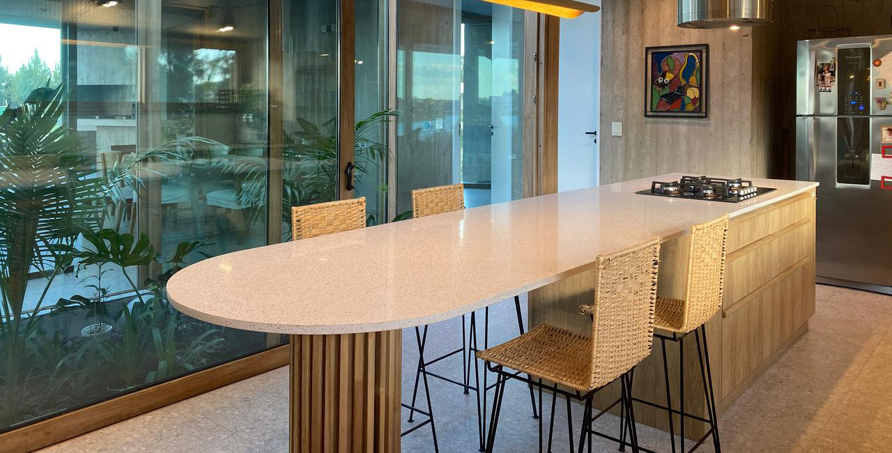 Mesadas de mármol pulido en cocina moderna